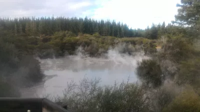Ett besök av Wai-O-Tapu värmeunderland och Lady Knox geyser : Utsikt på Wai-O-Tapu-lerbadet