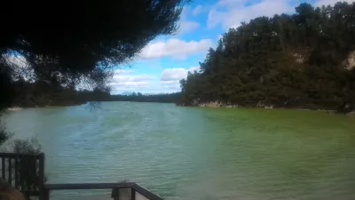 Wai-O-Tapu šilumos stebuklų ir Lady Knox geizerio vizitas : Sieros ežeras