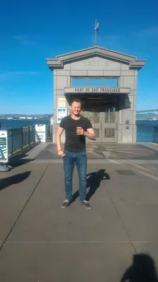 Caminando en el centro de Embarcadero en San Francisco : Tomando un café en el puerto de San Francisco