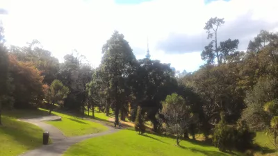 Séta a Ponsonby-ban található Auckland nyugati parkjában : SkyTower és a Western Park Auckland