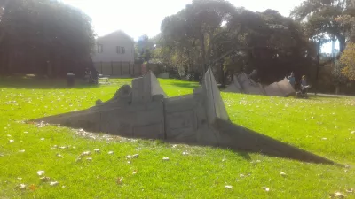 Kävele Western Park Aucklandissa Ponsonbyssä : Park-taiteen asennus