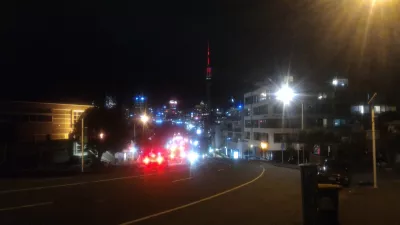 Mistä mennä Aucklandissa yöllä? Auckland Viaduct -kiertue : Sky torni yöllä