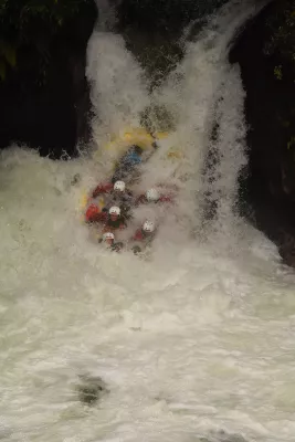 Đi bè trên mặt nước trắng xóa ở Rotorua, New Zealand: xuống thác nước 7 mét! : Đi xuống thác nước thương mại cao nhất thế giới