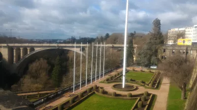 Día mundial de la gira: Ciudad de Luxemburgo : Parques y puentes vistos desde las fortificaciones.