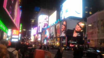 Benua kedua dunia pelancongan: ketibaan di Amerika Syarikat : Skrin Times Square