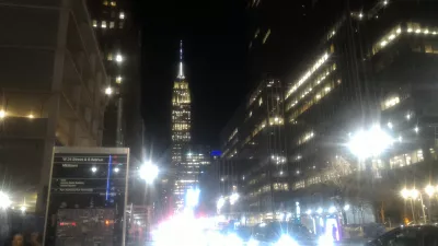 Dünya turunun ikinci qitəsi: ABŞ-a gəlməsi : Empire State Building haqqında küçədən gecə görünüşü