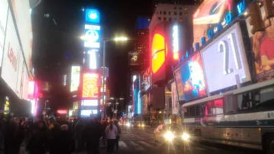 Dünya turunun ikinci qitəsi: ABŞ-a gəlməsi : Nyu-Yorkda Times Meydanında gecə