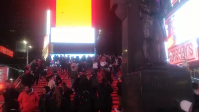 世界巡迴賽第二大陸：抵達美國 : 時代廣場紅色樓梯無處可去