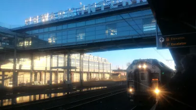 Мировое турне второй континент: прибытие в США : Поезд в Нью-Йорк на вокзале аэропорта Ньюарк